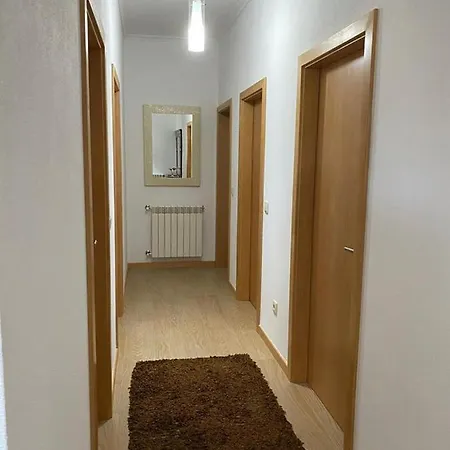 3 Bed House - Sleeps 6 - Parking - Wifi * Travanca (Porto)