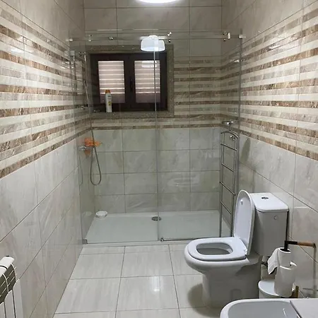 Dom wakacyjny 3 Bed House - Sleeps 6 - Parking - Wifi *