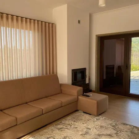 Dom wakacyjny 3 Bed House - Sleeps 6 - Parking - Wifi *