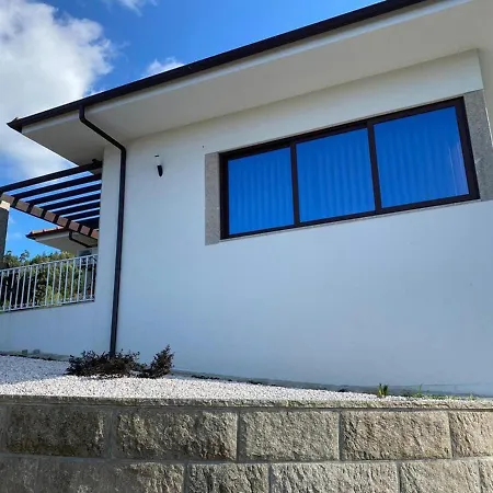 3 Bed House - Sleeps 6 - Parking - Wifi * Travanca (Porto)